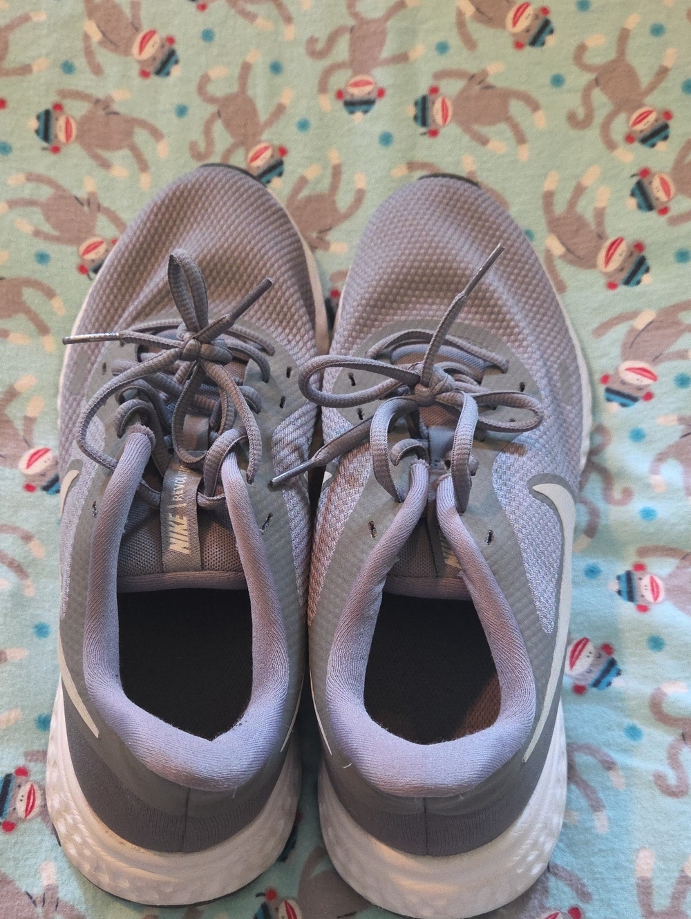 Nike Light Gray Men's Athletic Running Shoes